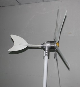 Sistema Portátil de Energia Eólica Renovável com Controlador de Carga Solar Híbrido - Product Image 1