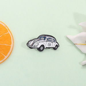 Nuevo diseño Retro <span class=keywords><strong>escarabajo</strong></span> forma de <span class=keywords><strong>coche</strong></span> cubierta broche esmalte Pin modelo negro níquel divertido solapa insignia ropa joyería regalo promocional - Product Image 1