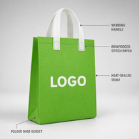 Sac cadeau personnalisé en tissu non tissé vert lime avec poignées blanches, base hexagonale pliable pour promotion et courses