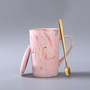 2024 ensemble-cadeau de <span class=keywords><strong>tasse</strong></span> de couple de la Saint-Valentin personnalisé Mr And & Mrs ensemble de 2 tasses à café en céramique marbrée boîte-cadeau avec couvercle et cuillère - Product Image 4