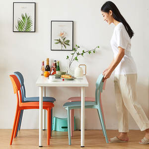 Silla de Comedor Giratoria Moderna y Minimalista, Apilable, de Resina Reforzada, Cómoda para Estar Sentado por Tiempo Prolongado, Diseño Creativo - Product Image 3