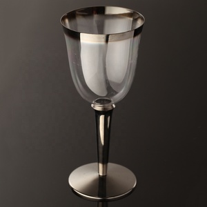 Ensemble de couverts jetables écologiques à prix abordable Morada Dubai, comprenant des tasses à thé, des soucoupes et des coupes à champagne dorées - Product Image 1
