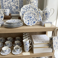 Service de vaisselle en céramique classique à bord festonné, décoratif, motif floral bleu, en porcelaine, pour cadeau de mariage, fête, table de réception