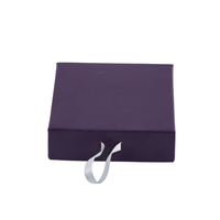 Boîte cadeau rigide à couvercle rabattable, surface mate, pour foulard en soie, avec sangle de traction en textile tissé durable
