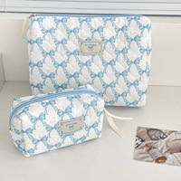 Vente en gros de sacs de maquillage de voyage pochette moelleuse matelassée avec nœud fermeture à glissière stockage portable sac cosmétique cadeau