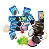 Vente chaude Collations Exotiques Fromage Doux Aromatisé Sandwich Cookie Alimentaire 97g Biscuits Au Chocolat dans De Nombreuses Saveurs Emballé Carton Sac