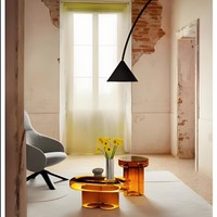 Table basse carrée en verre, style minimaliste moderne, luxe léger, pour salon, petit appartement, haute transparence, bord fin.