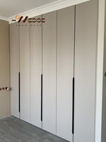Armoire de chambre moderne avec portes battantes, design autoportant, coiffeuse convertible sur mesure