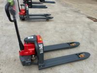 Transpalette électrique EPG115 1.5T : 48V/10Ah Li-Ion, commande Curtis, fourches de 1150 mm, roues en PU.