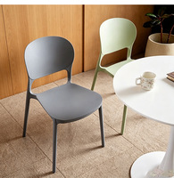 Chaises empilables de couleurs claires en gros pour l'extérieur, mobilier de patio, chaise de jardin en plastique, ensemble de mobilier de jardin extérieur