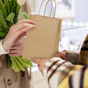 Sac en papier kraft imprimé avec logo personnalisé, emballage à emporter, sac en papier kraft brun avec poignée - Product Image 5