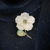 Broche élégante en laiton avec fleur de pêcher en coquillage naturel et pierre impériale haut de gamme, pour manteau, corsage, cadeau pour femme, mariage, fête