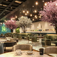 Meubles de café d'hôtel de luxe haut de gamme, table et chaise de salle à manger, canapé de restaurant demi-cercle rond en bois et velours vert à dossier haut