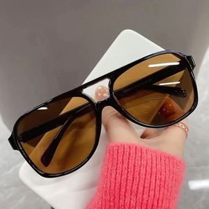 Gafas de Sol Cuadradas Extra Grandes con Marco Grande Negro y Amarillo Vintage con Logotipo Personalizado para Hombre y Mujer - Product Image 4