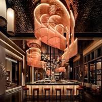 Lustre en ruban ambre personnalisé ANNO avec design ondulé superposé, grand luminaire suspendu personnalisé pour hôtel, bar, restaurant