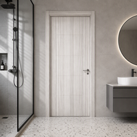 Porte intérieure en WPC gris pâle imperméable avec design à segments horizontaux pour les couloirs d'appartements et les projets de bureaux