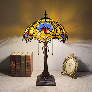 Lampe de table style Tiffany vintage, abat-jour en verre coloré soudé à la main, lampe de chevet rétro Art Déco pour café, villa, intérieur. - Product Image 1
