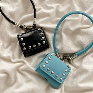 เคสหนังพลิกได้สำหรับ AirPods พร้อมสายคล้องมือ สไตล์พังก์ ป้องกันการกระแทก - Product Image 6