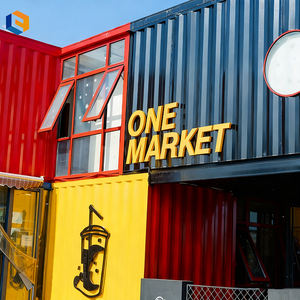 Containers Creëren Caféwinkel Op De Hoek Van De Straat En Eetstraten In Industriële Stijl In De Stad - Product Image 1