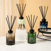 Diffuseur de parfum d'ambiance en verre noir mat, vert et bleu avec bâtonnets en rotin pour la maison, emballage ODM sous marque privée
