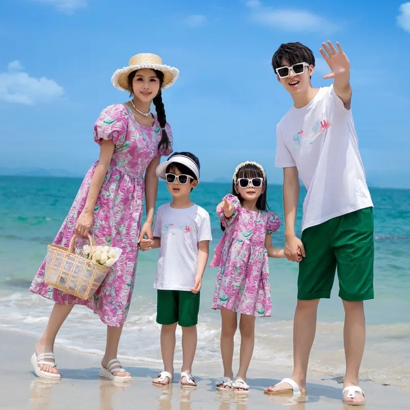 Quần áo mới CHA mẹ-con mùa hè quần áo gia đình ba hoặc bốn gia đình mặc váy mẹ và con gái phù hợp với kỳ nghỉ bên bờ biển