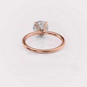 Bague solitaire en or rose 14 carats avec diamant de laboratoire rond et bande pavée |   Bijoux fins sur mesure - Product Image 4