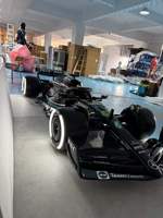 Statue en résine de voiture de course de Formule 1 noire, modèle de simulation de voiture de course, décoration artistique intérieure/extérieure, sculpture de voiture de collection