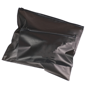 ถุงบรรจุภัณฑ์เสื้อผ้าแบบซิป EVA สีดำแบบกำหนดเอง ดีไซน์แบบฝ้า วัสดุ CPE ทนความร้อน พิมพ์โลโก้ด้วยการปั๊มร้อน - Product Image 4