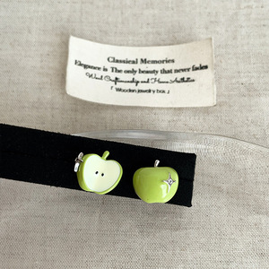Boucles d'oreilles asymétriques mignonnes en forme de pomme pour femmes et filles, boucles d'oreilles fruitées douces, accessoires de bijoux quotidiens - Product Image 2