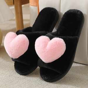 Sandal Slip on datar untuk wanita, sandal selop bulu palsu hitam merah muda dekorasi hati nyaman untuk wanita - Product Image 2