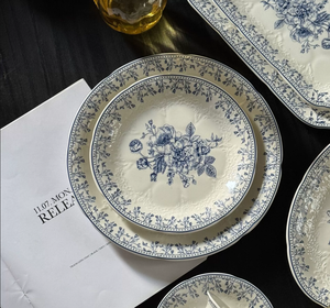 Service de vaisselle en porcelaine bleue à motifs floraux, style royal français élégant, assiettes et tasses en céramique, idéal pour restaurants, mariages, événements - Product Image 4