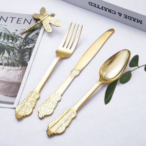 Set di posate in tre pezzi placcato oro placcato monouso in plastica in stile occidentale con forchetta per bistecca cucchiaio per cena all'estero - Product Image 2