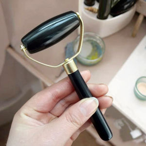 Rouleau de massage facial en jade noir Bian, pierre de gua sha manuelle pour une belle peau - Product Image 6
