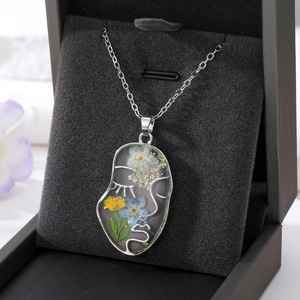 Parure de bijoux plaqué or avec pendentif visage, collier fleur en résine et boucles d'oreilles pendantes pour femme, cadeau idéal pour les fêtes - Product Image 6