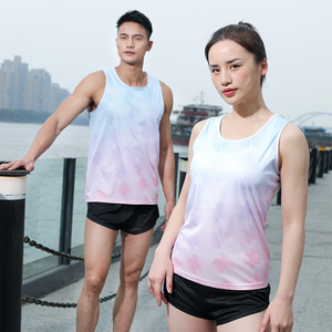 Corre con confianza en este traje de correr de poliéster de secado rápido completo con forro de secado rápido disponible como conjunto de dos piezas - Product Image 1