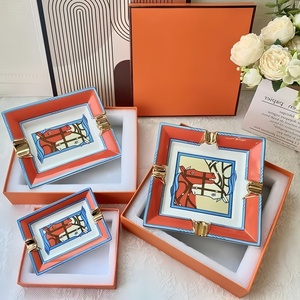 منفضة سجائر سيراميك فاخرة على الطراز الأوروبي مربعة الشكل بحواف برتقالية مع غطاء يصل إلى 4 قطع لديكور المنزل والفنادق - Product Image 5