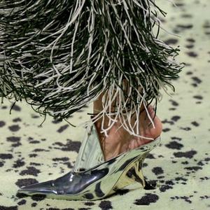 รองเท้าส้นเตารีดแบบสวม 9 ซม. ดีไซน์ใหม่สุดเซ็กซี่ หัวแหลม หนังแก้ว รองเท้าส้นสูงแฟชั่นสำหรับผู้หญิง รองเท้าแตะแบบสวม - Product Image 2