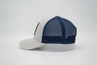 Gorra Trucker Personalizada de 6 Paneles en Gris Melange con Malla Azul Marino en la Parte Posterior y Logotipo en Parche Tejido, Transpirable, para Deportes al Aire Libre y Béisbol