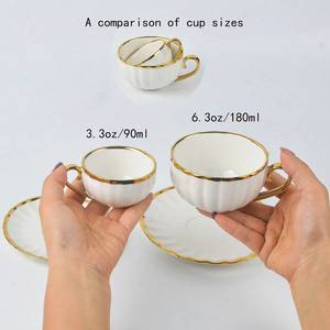 Mug en céramique de porcelaine blanche avec accents dorés, design moderne, compatible lave-vaisselle et micro-ondes, en stock, utilisation promotionnelle, mug à café ou à thé - Product Image 6