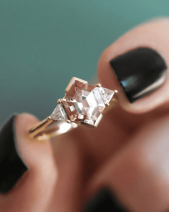 Bague de fiançailles en moissanite taille hexagonale 2,00 carats, plaqué or rose 14K, sertissage clos, 3 pierres, tendance, pour demande en mariage - Product Image 1