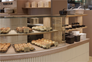 Vetrina curva in legno chiaro per panificio | Base scanalata e vetrina in vetro | Arredo minimalista per panifici <span class=keywords><strong>artigianali</strong></span> - Product Image 6