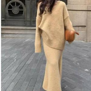 Conjunto de 2 Piezas Casual para Mujer, Suéter de Punto Suave con Cuello en V, Falda de Cola de Pez de Cintura Alta, Estilo Invernal Premium - Product Image 1