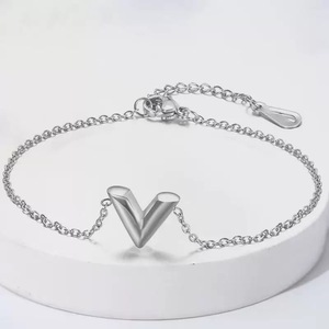 ต่างหูแบรนด์หรูใหม่ สแตนเลสสตีลสำหรับผู้หญิง ป้องกันอาการแพ้ ชุบทอง 18K วัสดุทำต่างหูและสร้อยคอ แฟชั่น - Product Image 5