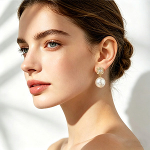 Boucles d'oreilles clous en zircon et perle, monture griffe en or 14 carats, design cube géométrique, bijoux de mode pour femme - Product Image 2
