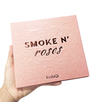 Palette de fards à paupières rose 30 couleurs en forme de livre, gaufrée et débossée, avec boîte rigide doublée d'éponge, cartes de visite, logo estampé à chaud en or