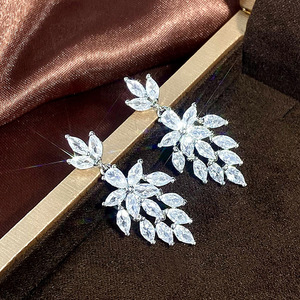 Eleganti Orecchini Pendenti a Foglia per Donne, Orecchini Scintillanti per Uso Quotidiano e Feste, Gioielli alla Moda - Product Image 3