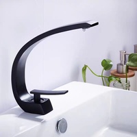 Robinet de lavabo chromé à poignée unique de luxe moderne nouveauté robinets de lavabo à long cou noyau de valve en céramique pour application en salle de sport