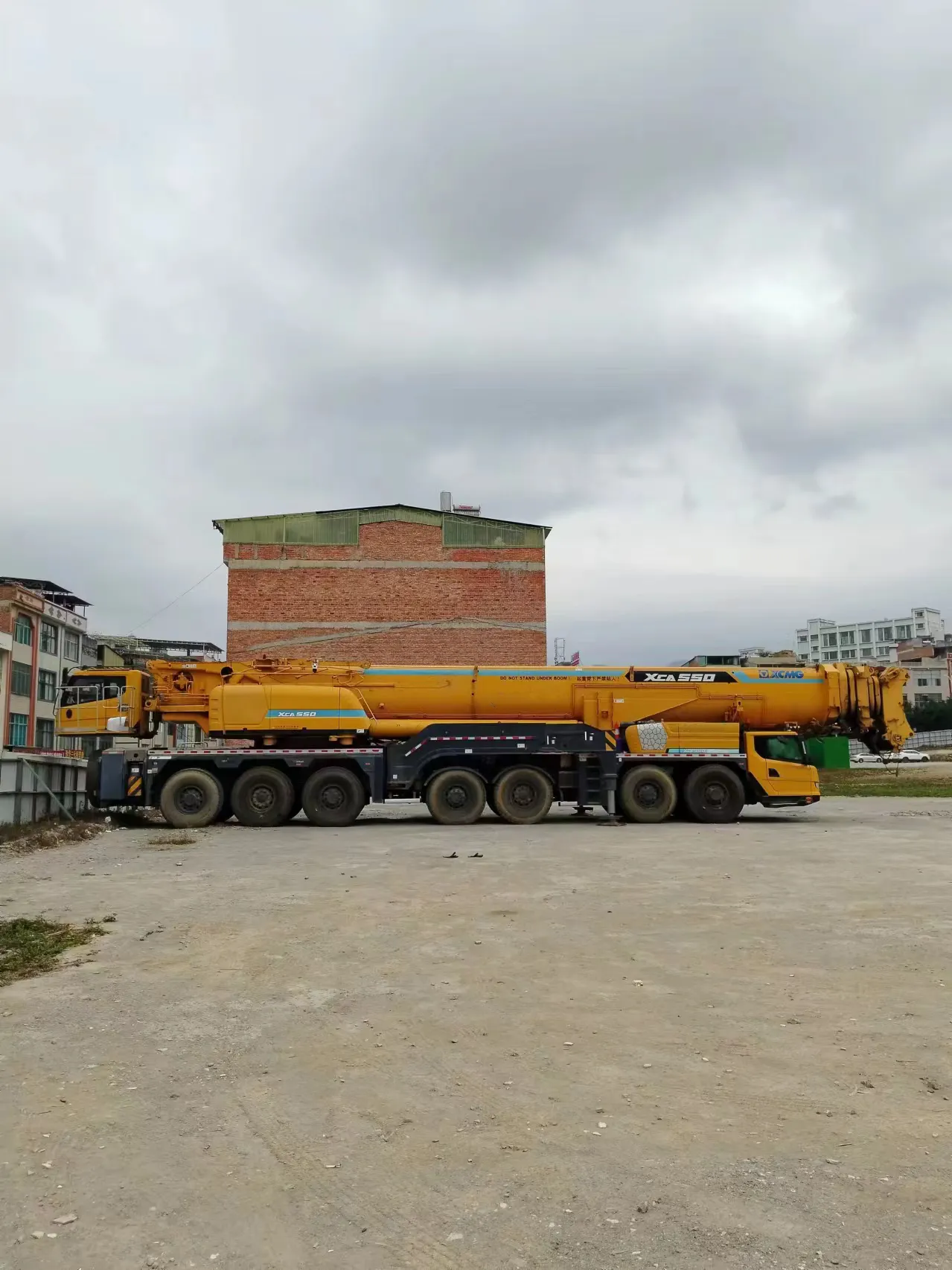 चीनी प्रसिद्ध ब्रांड 550 टन इंजीनियरिंग मशीनरी गर्म बिक्री के लिए प्रयुक्त ट्रक क्रेन