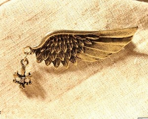 Broche de Moda Estilo Pinguim com Asas, Lábios Amarelos, Strass Vermelho, Símbolo da Paz e Pérola - Product Image 6