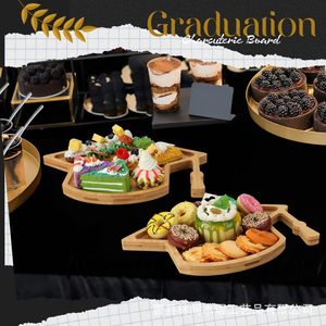 Bandeja de madera con diseño de birrete de graduación para servir queso y embutidos, para decoración de fiestas, temporada de graduación 2026 - Product Image 3